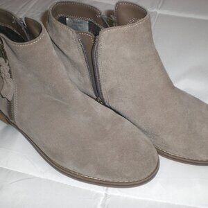 BLONDO Suede-Like and Waterproof Ankle Boot 7M